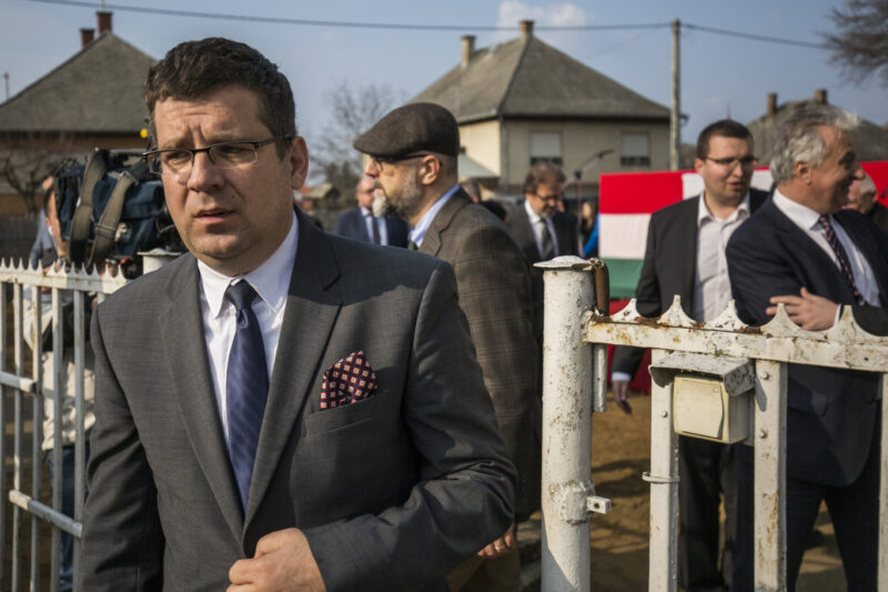 Milliárdos korrupció miatt kérte Seszták mentelmi jogának felfüggesztését a Legfőbb Ügyészség, Hankót is öt és tíz év közötti tételekkel gyanúsítanák meg – frissmozaik.com